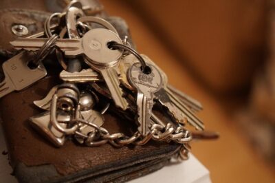 New Homeowners Thanked Me for Leaving an Extra Set of Keys, but I Never Did, and None of the Locks Match Them