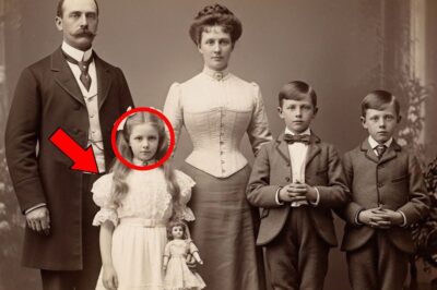 A Family Photo from 1895 Looks Normal—Until They Zoom in on the Girl and Discover Something Impossible