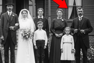 A Wedding Photo from 1905 Looks Normal—But Historians Are Shocked by Who’s in the Background